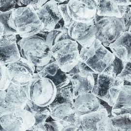Primer plano de unos cubitos de hielo, brillantes y transparentes.